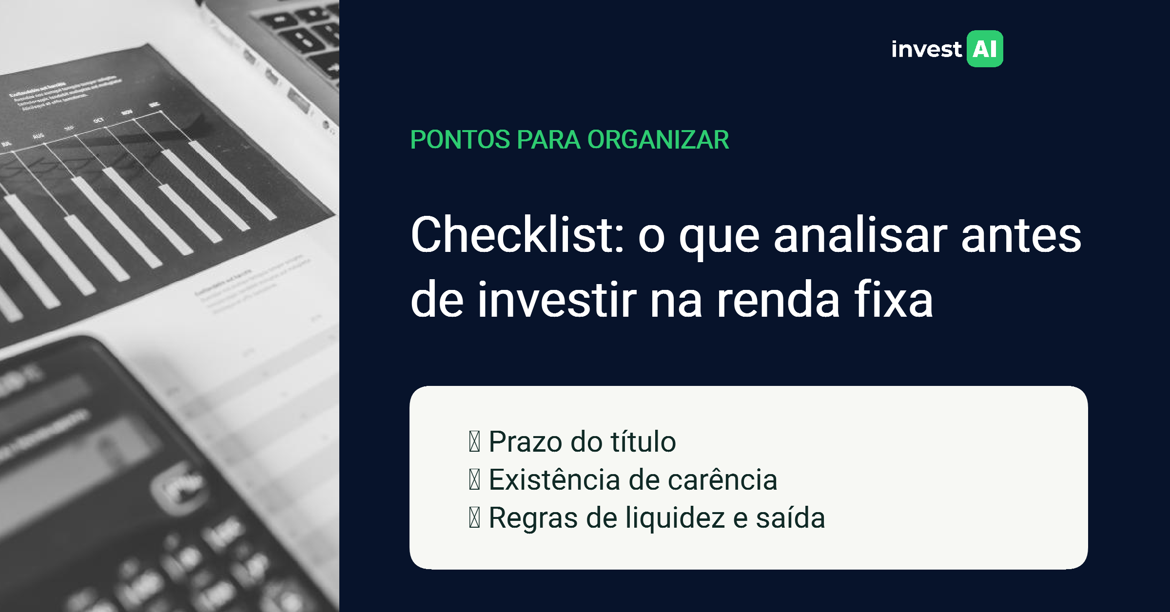 Relatório impresso, calculadora e notebook sobre mesa, em fotografia em preto e branco.