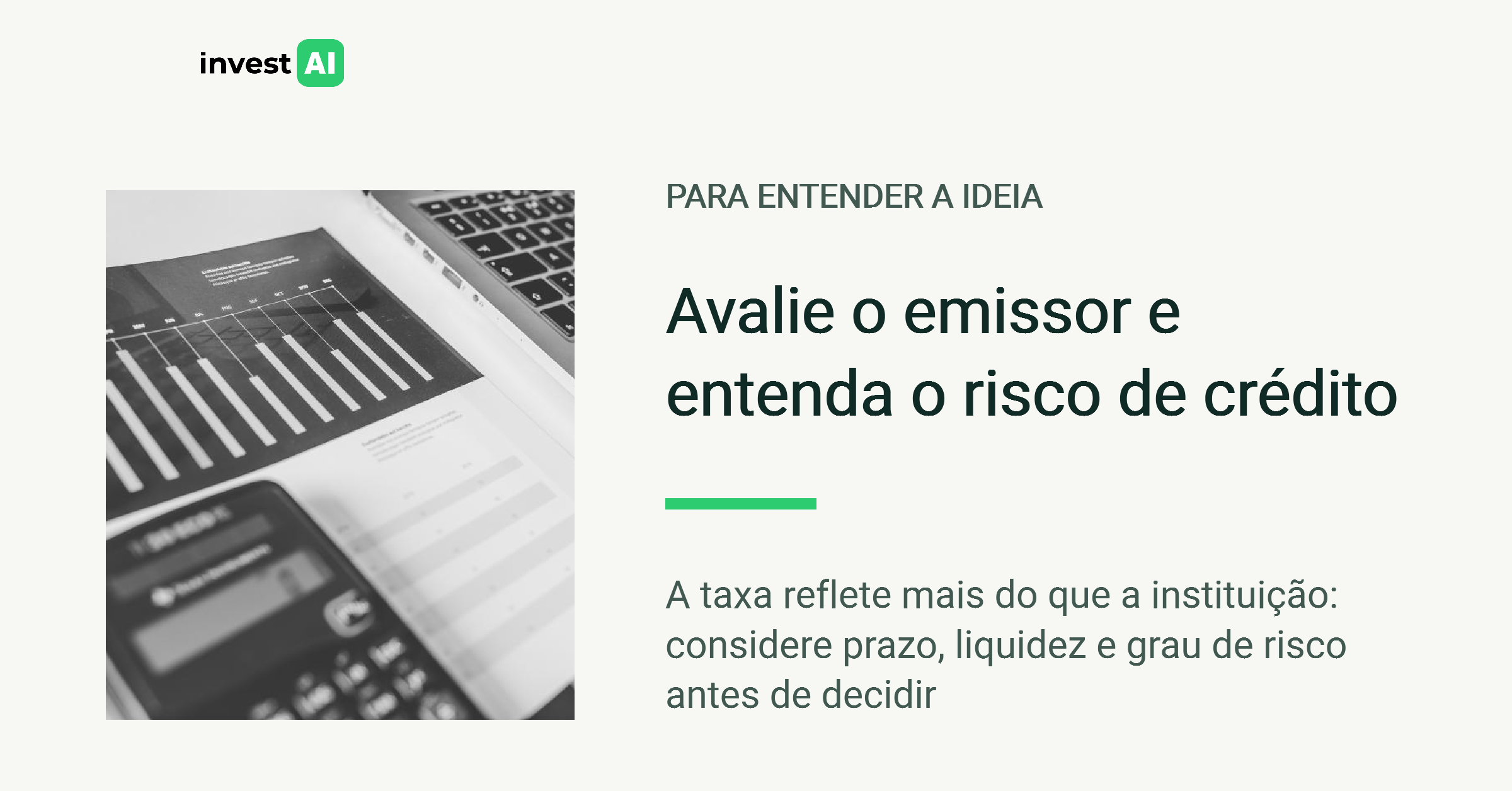 Relatório impresso, calculadora e notebook sobre mesa, em fotografia em preto e branco.