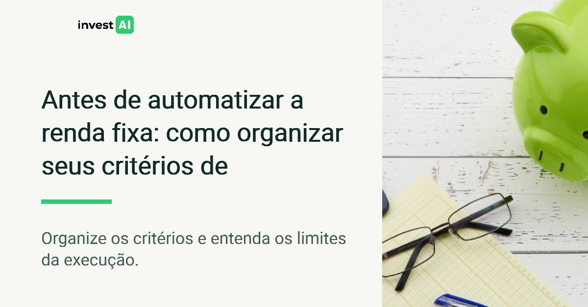 Composição da InvestAI com o título “Antes de automatizar a renda fixa: como organizar seus critérios de” e Cofrinho verde sobre mesa branca, com calculadora, óculos, bloco de notas e moedas.
